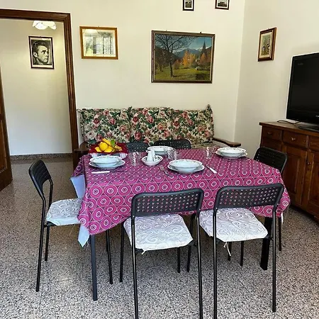 Tra Le Alpi Apuane E Il Mare Montignoso