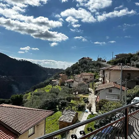 Tra Le Alpi Apuane E Il Mare Montignoso